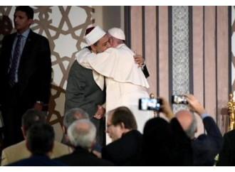 Il Papa ad al Azhar: «Affermare l'incompatibilità tra violenza e fede, tra credere e odiare»